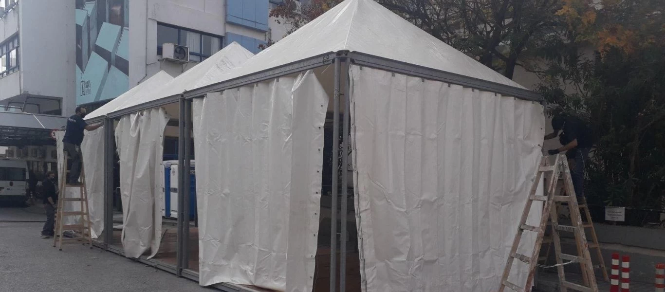 Έστησαν σκηνές έξω από το ΑΧΕΠΑ και το Ιπποκράτειο - Σε τι εξυπηρετούν; (φωτο)